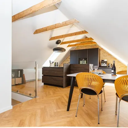 Apartment 2-etagers Luksus Lejlighed I Vestbyen